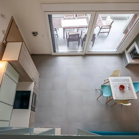 Aleksia Seaside Deluxe Apartment *
